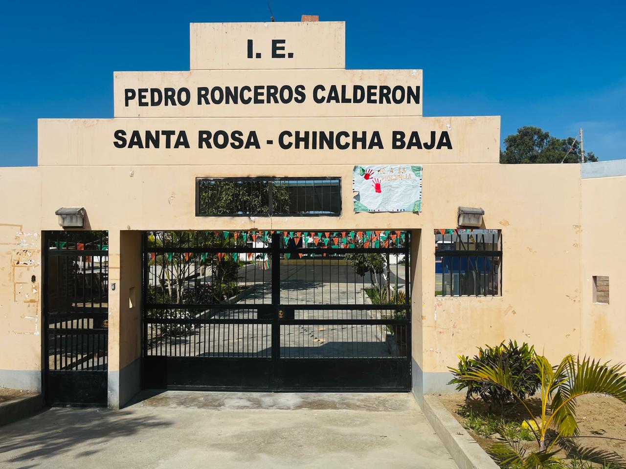 Ingreso principal de la I.E. Pedro Ronceros Calderón